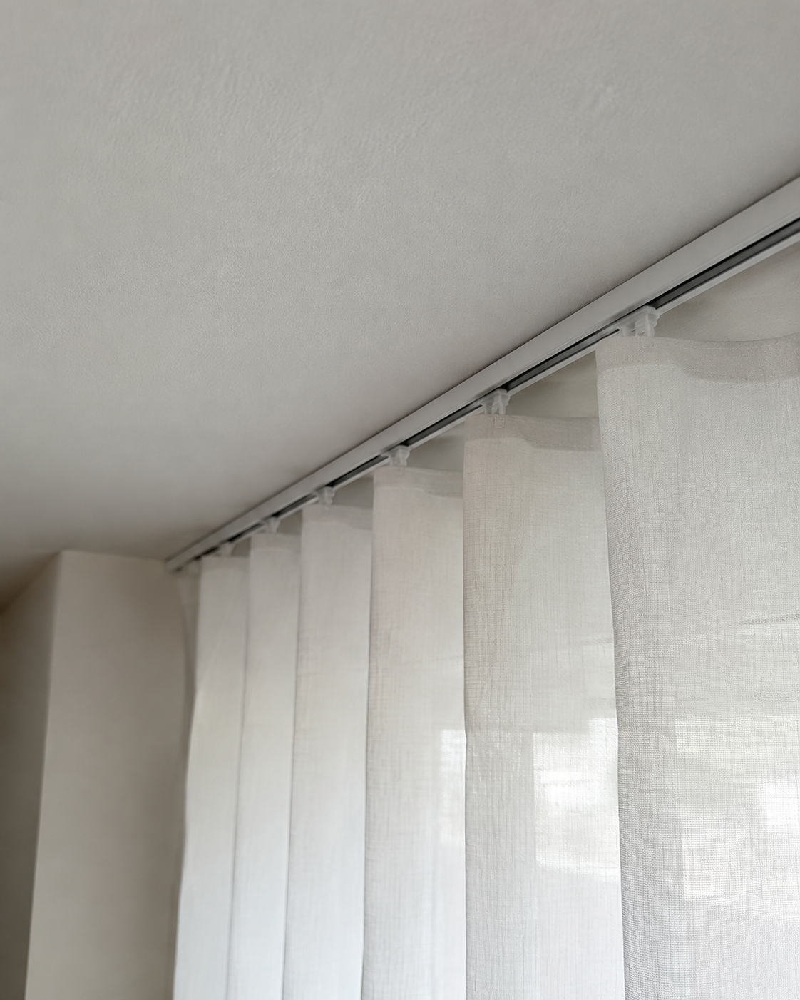 Ceiling-mounted curtain track